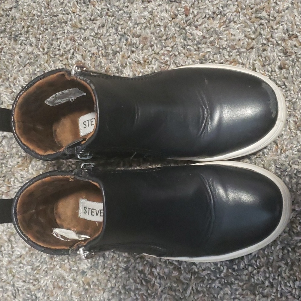Steve Madden size 12 zip on black shoes